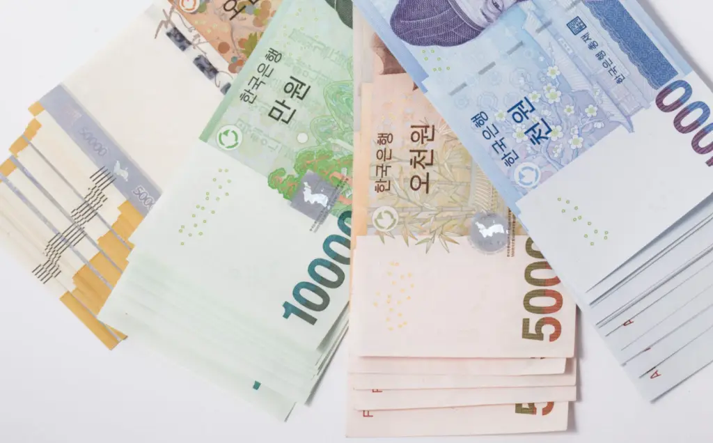 원화 환율 반등과 한국 경제 펀더멘털을 상징하는 대한민국 원화 지폐(5만원권 및 1만원권) 모음