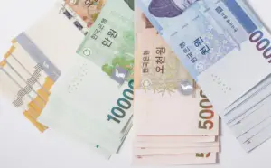 원화 환율 반등과 한국 경제 펀더멘털을 상징하는 대한민국 원화 지폐(5만원권 및 1만원권) 모음